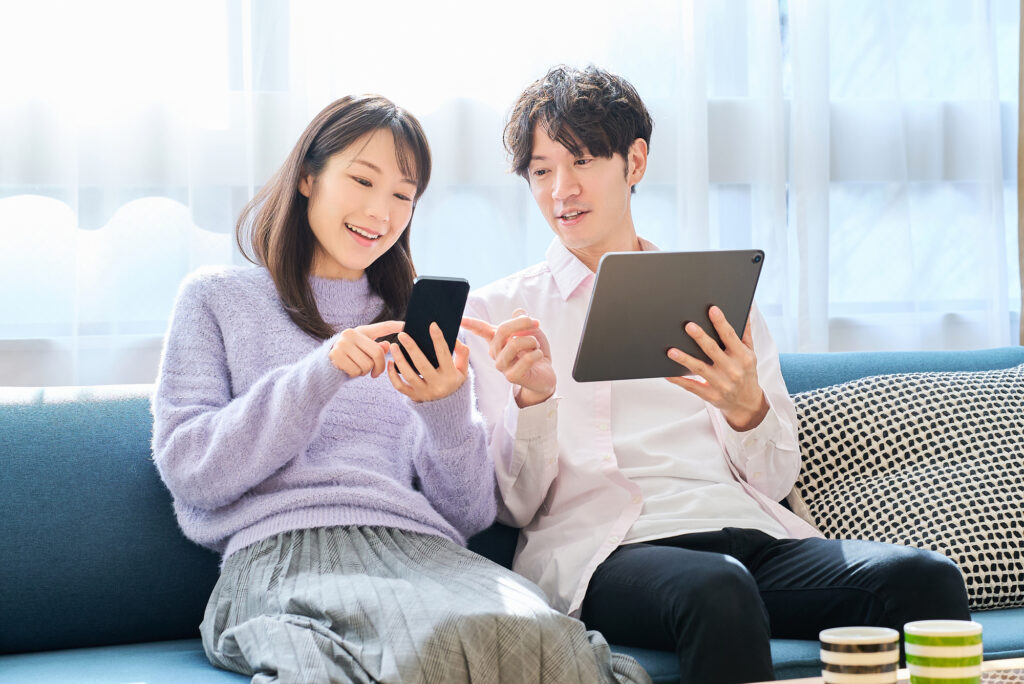 スマートフォンとタブレットの画面を見比べる