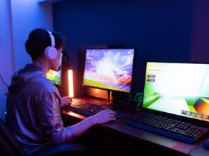 部屋でPCゲームを楽しむ