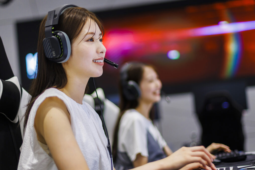 オンラインゲームをプレイする女性