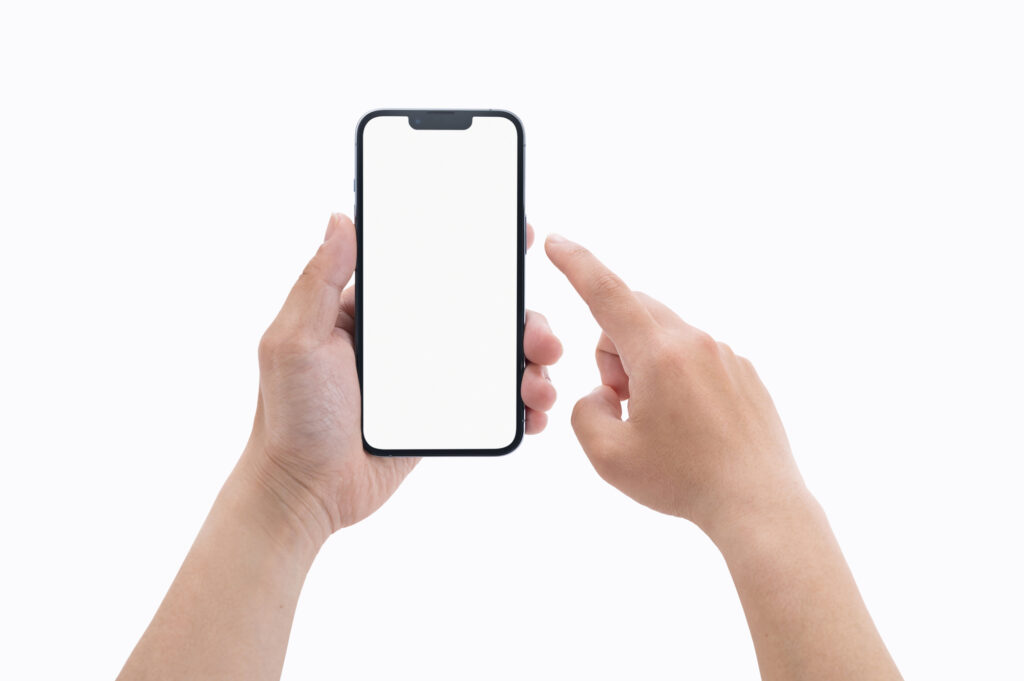スマホを持つ男性の手元