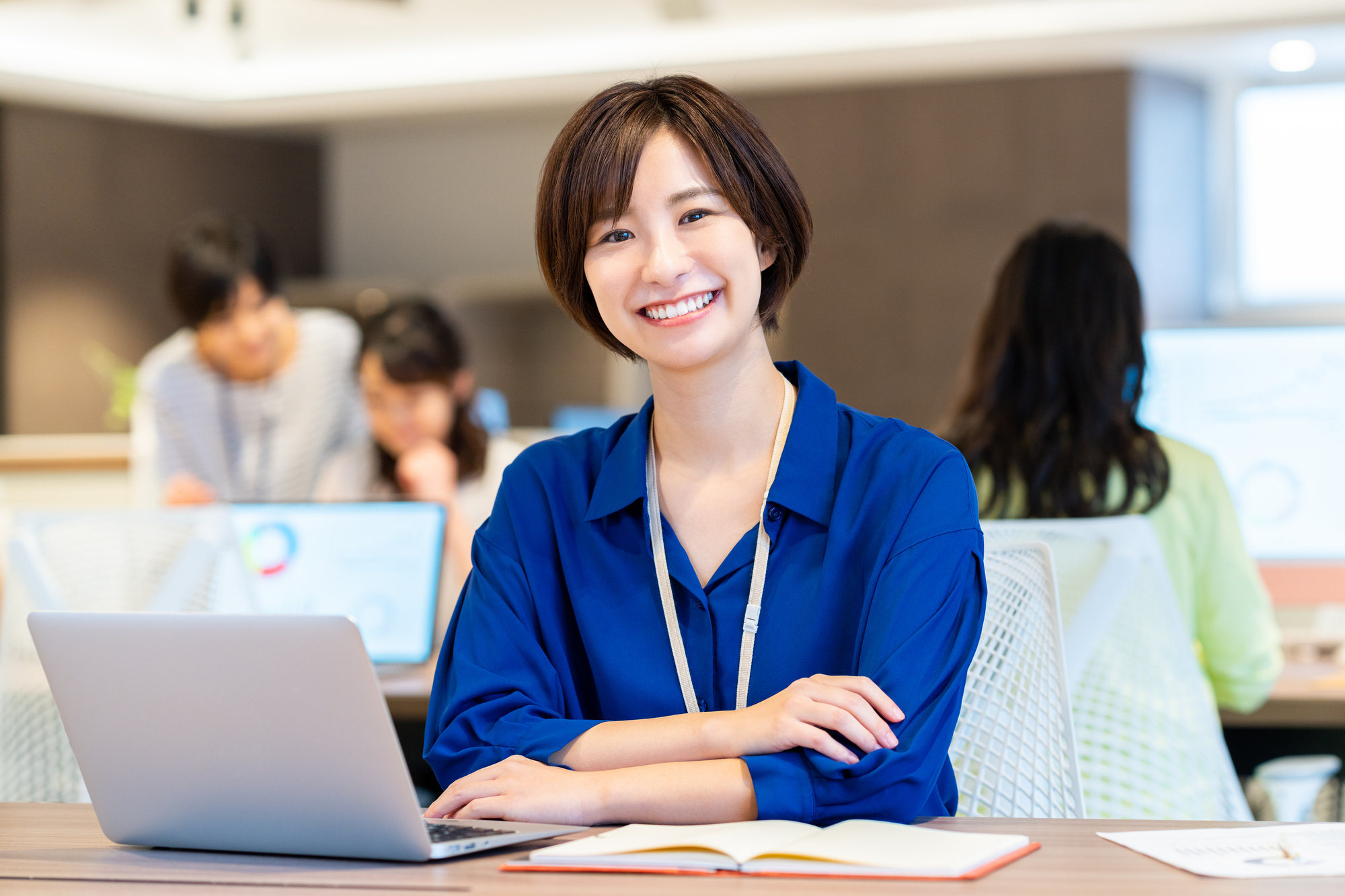 オフィスで働く若いエンジニア