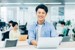 オフィスでパソコン作業をするミドル世代