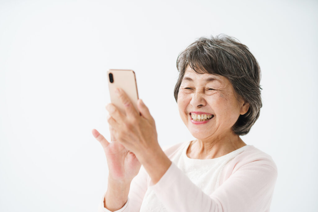 スマートフォンを使うシニア女性