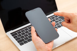 スマートフォンを持つ手元