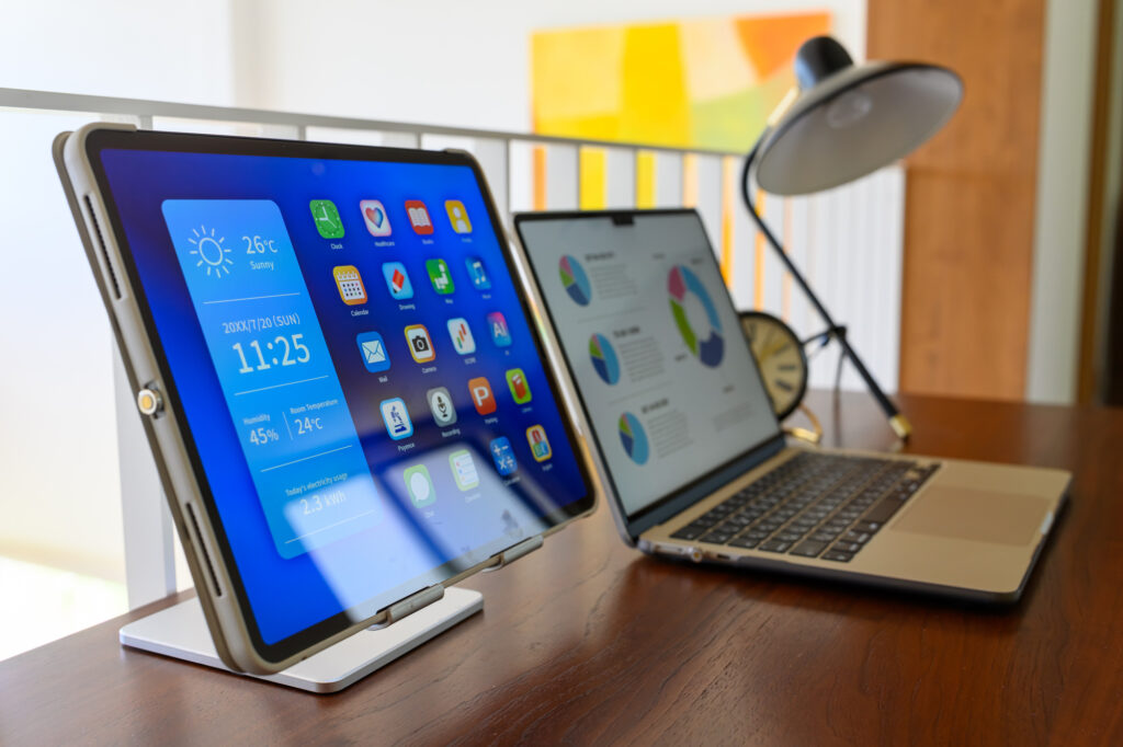 タブレットとノートPCが並ぶデスク
